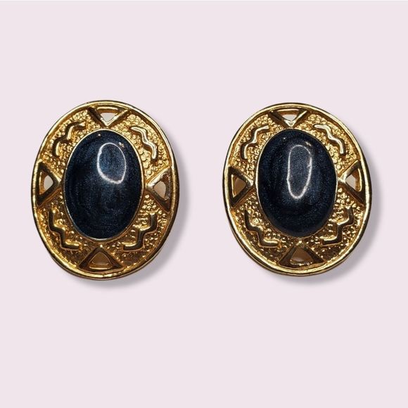 Jewelry - Gold stud earrings
